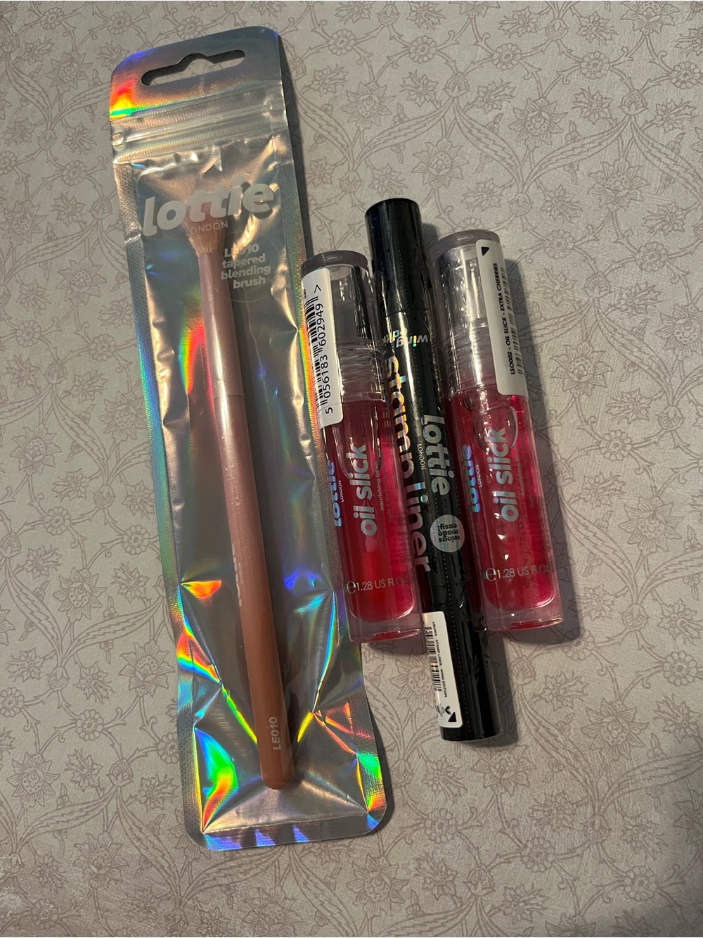 Lottie London 4-Piece Makeup Bundle - 2x Lip Oils, Eyeliner & Brush. New. Sealed